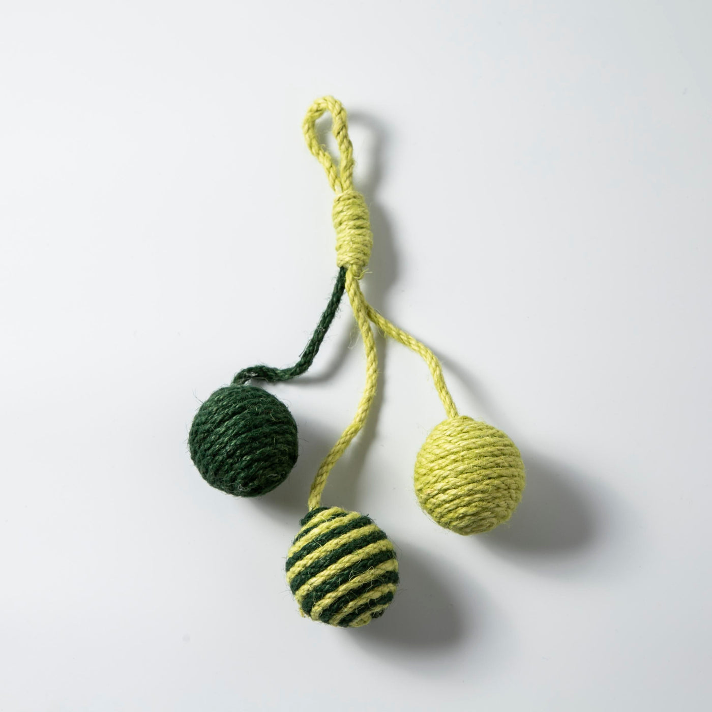 ZEZE Cat hemp rope ball　猫用おもちゃナチュラル黄緑1